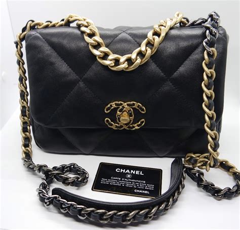 chanel handtasche schwarz gold|Chanel lambskin bag.